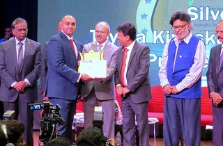 A Sami Labs foi honrada com o prêmio de “Melhor Fabricante Exportador Ouro” na categoria de grandes empresas na 13ª edição do Prêmio de Excelência de Exportação - 2018, organizado pela Federação de Câmaras de Comércio e Indústria de Karnataka (FKCCI), Bangalore. Sr. K Ravi, Presidente, Federação de Câmaras de Comércio e Indústria de Karnataka (FKCCI) apresentou o prêmio ao Sr. Shaheen Majeed, Presidente Global, Sabinsa. 