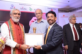 Sr. VG Nair, CEO, Sami Labs Ltd. recebe o prêmio de “Melhor Empresa de Pesquisa Herbal” de Shri Ashwini Kumar Choubey, Ministro de Saúde e Bem-estar da Família, Governo da Índia no Simpósio Nacional da Assocham sobre Suplementos Nutracêuticos, Funcionais e Dietéticos em Deli no dia 25 de Julho de 2018. 