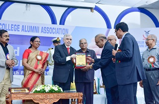 Dr. Muhammed Majeed, Fundador e Presidente da Sami Labs foi honrado durante a Celebração Anual da Associação de Alunos da Trivandrum Medical College 