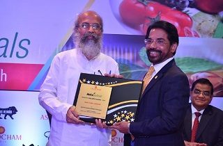 V G Nair, CEO and Director, Sami Labs Limited receiving the ‘Best Nutraceutical Export Company’ award from Shri Pratap Chandra Sarangi, Hon. Minister of State for Micro, Small and Medium Enterprises and Animal Husbandry, Government of India.