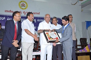 Shri V G Nair, CEO and Director, Sami Labs Limited receiving the award for the Best Pharmaceutical Export Company of Tumkuru District from Shri B S Yediyurappa, Chief Minister of Karnataka. Left to right: Mr. Gaurav Gupta, IAS, Principal Secretary, Industry and Commerce, Government of Karnataka, Mr. Sadananda Gowda, Minister for Chemicals and Fertilizers, Government of India, Mr. B S Yediyurappa, Chief Minister of Karnataka, Mr. Jagadish Shetter, Industries Minister, Government of Karnataka, Mr. V G Nair, CEO and Director, Sami Labs Limited and Mr. Maheswara Rao, IAS, Secretary, Mining and MSME, Government of Karnataka